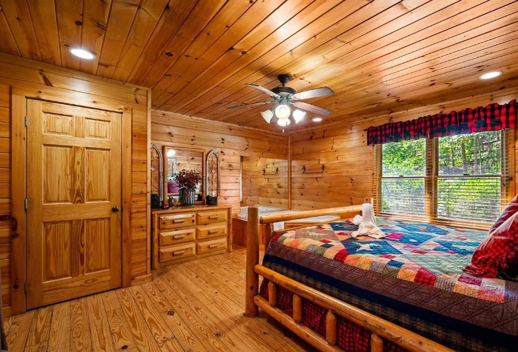 Holiday home 3 Bedroom Near Arts And Crafts District- Hot Tub On A Screened In Porch! *