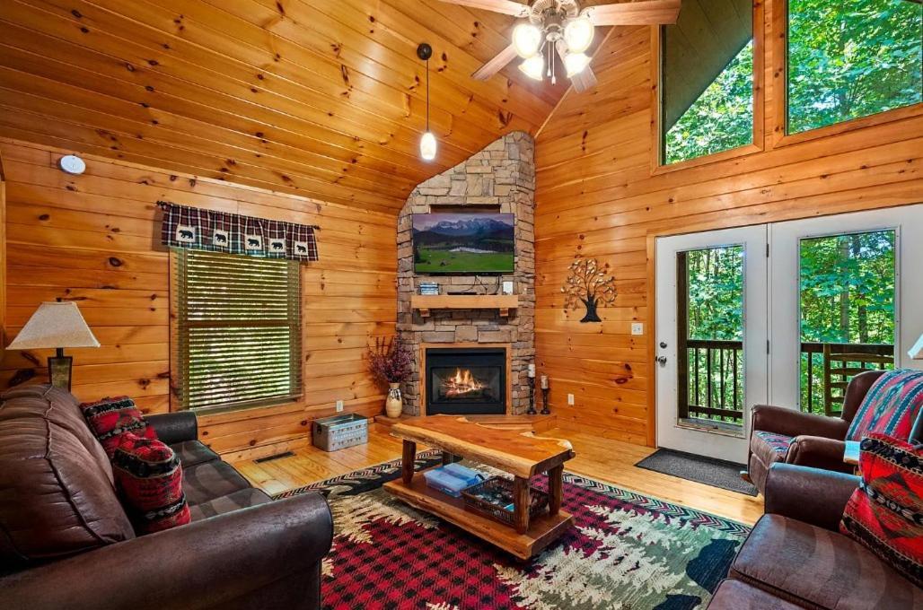 Holiday home 3 Bedroom Near Arts And Crafts District- Hot Tub On A Screened In Porch! Gatlinburg