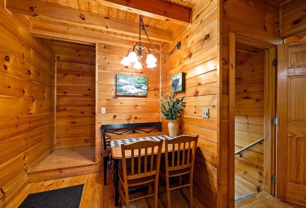 3 Bedroom Near Arts And Crafts District- Hot Tub On A Screened In Porch! Holiday home Gatlinburg