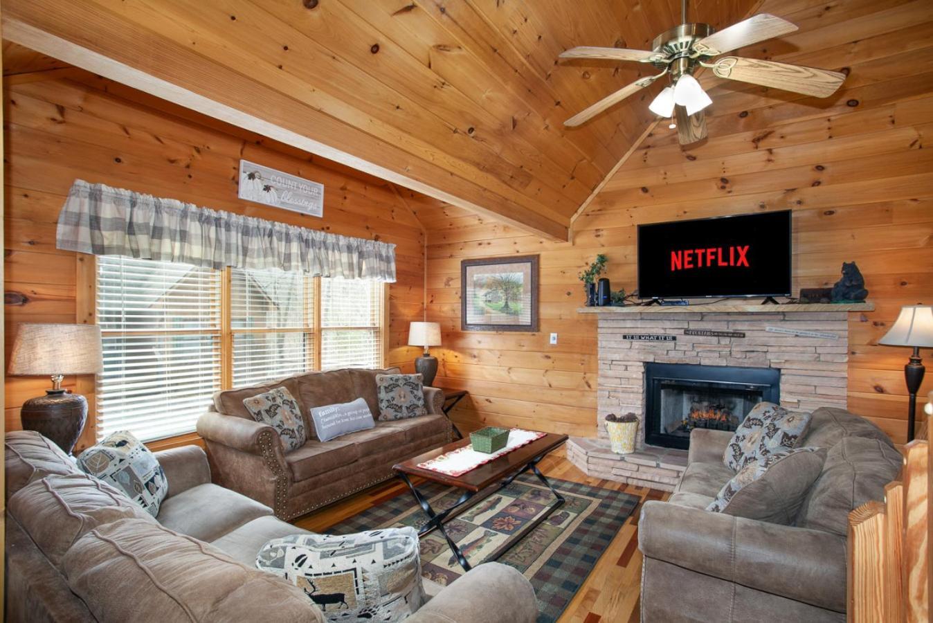 Smoky Mountain Gem Mtn View Hot Tub Grill Holiday home Gatlinburg