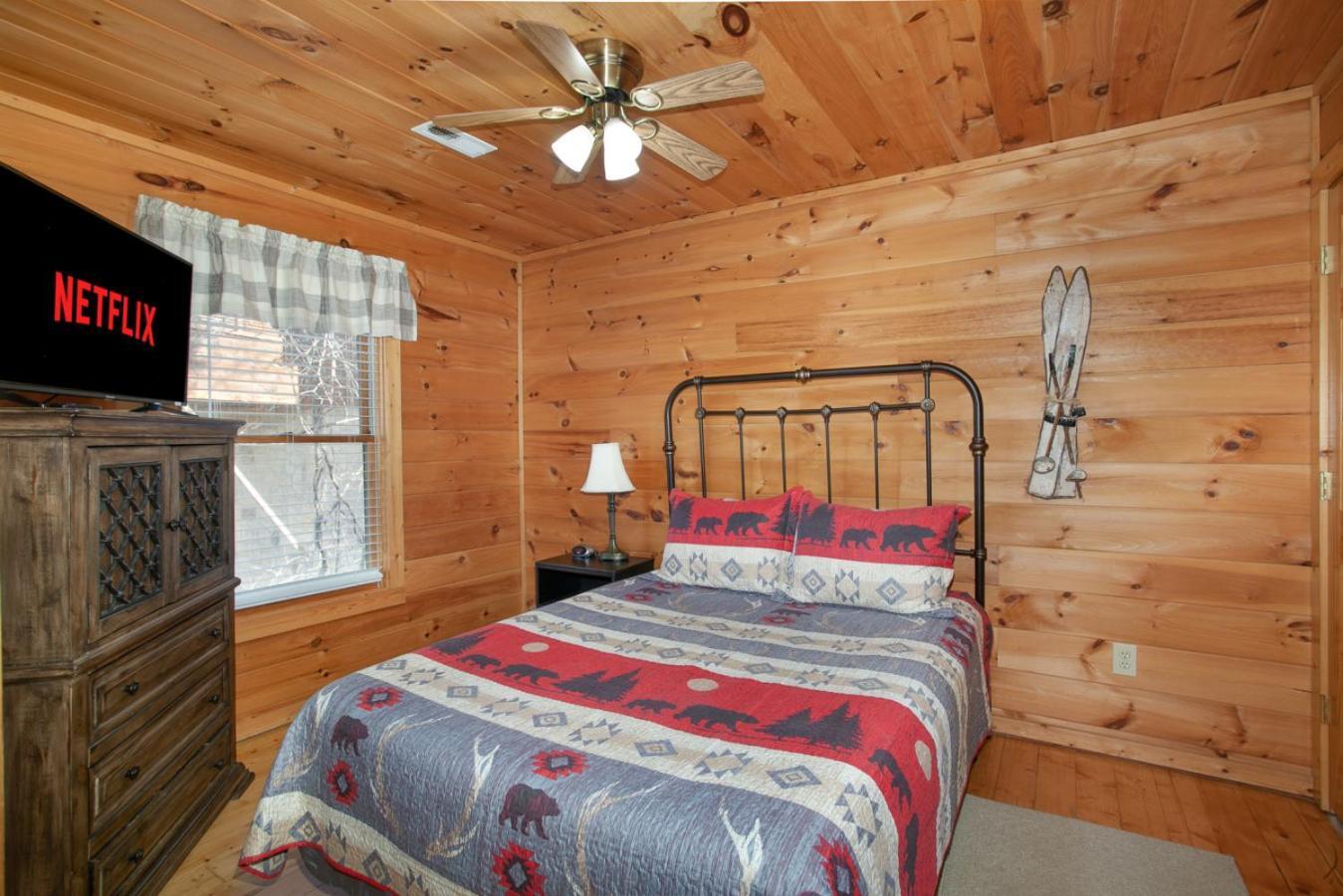 Smoky Mountain Gem Mtn View Hot Tub Grill * Gatlinburg