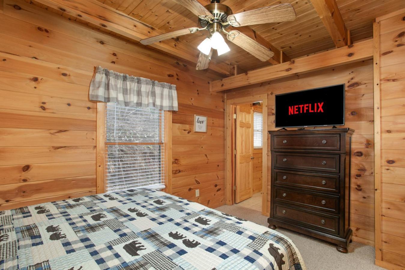 Smoky Mountain Gem Mtn View Hot Tub Grill Holiday home Gatlinburg