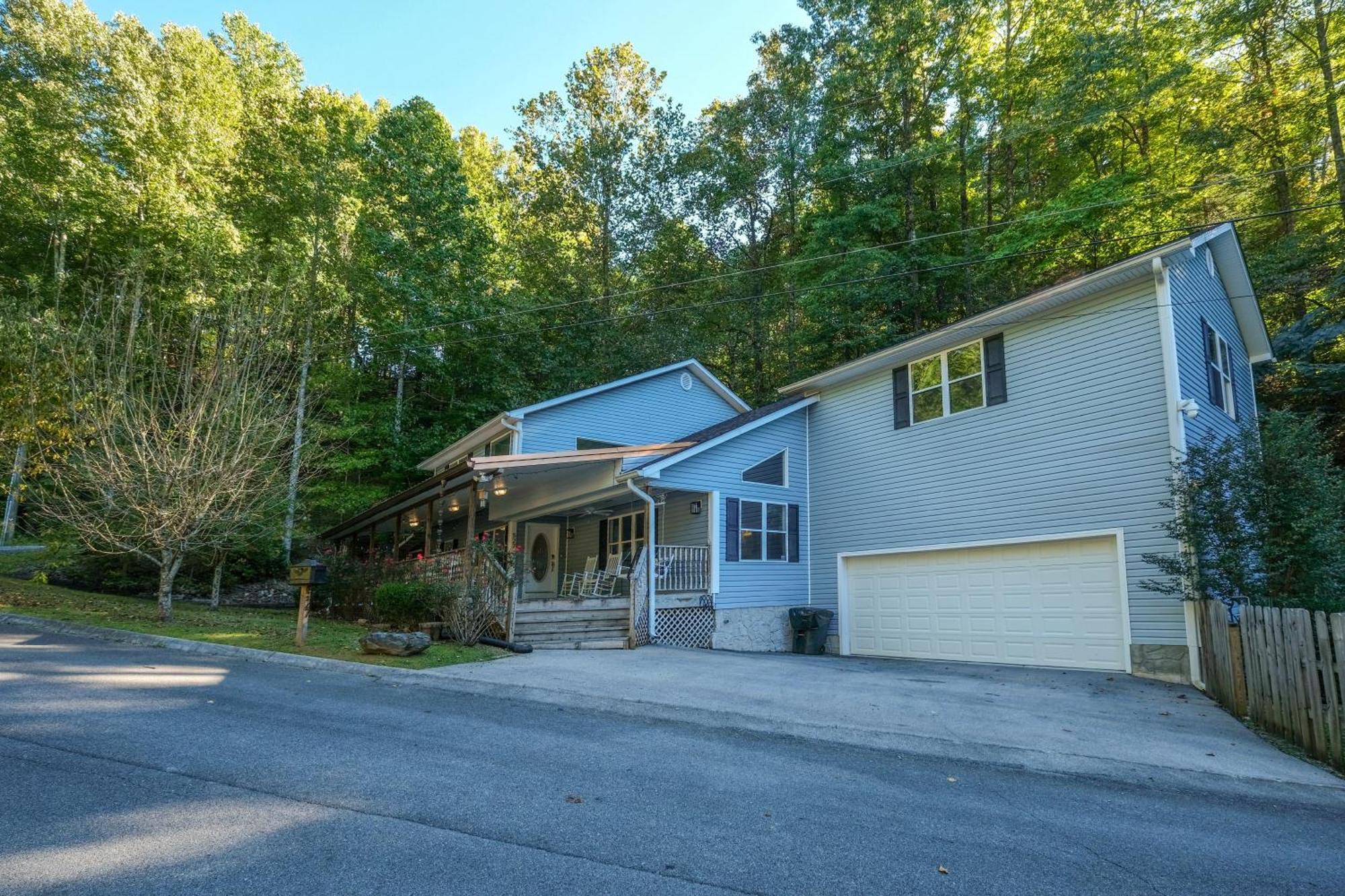 Awesome Outdoor Area, 2 Living Rooms, Arcade Game, Smart Tvs, King Beds, Hot Tub *