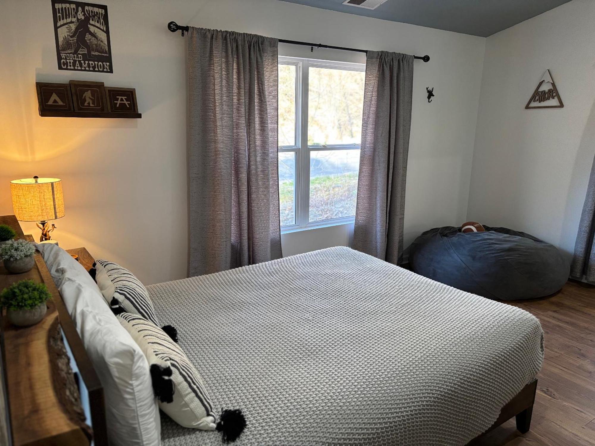 Awesome Outdoor Area, 2 Living Rooms, Arcade Game, Smart Tvs, King Beds, Hot Tub * Gatlinburg