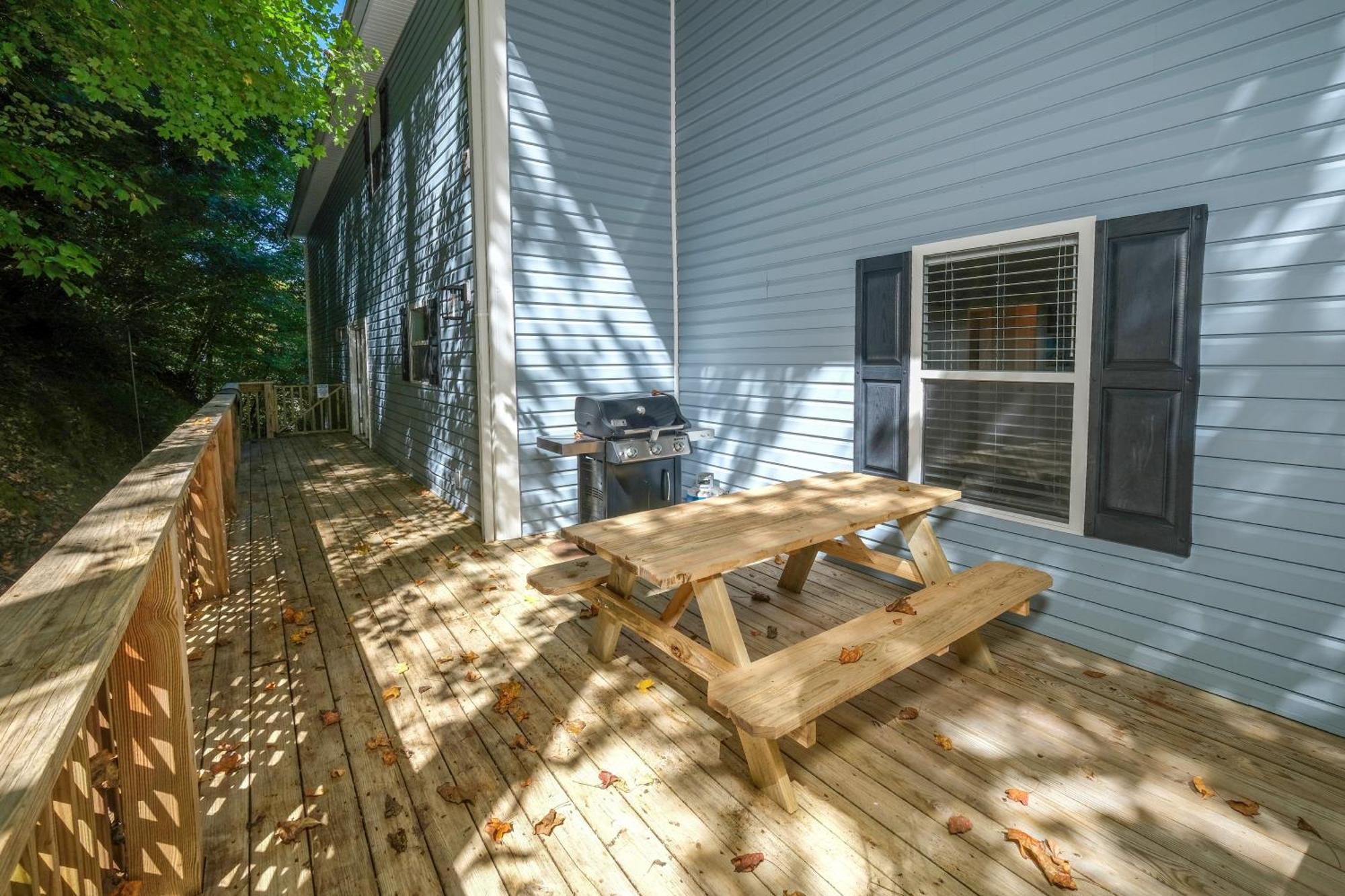 Awesome Outdoor Area, 2 Living Rooms, Arcade Game, Smart Tvs, King Beds, Hot Tub * Gatlinburg