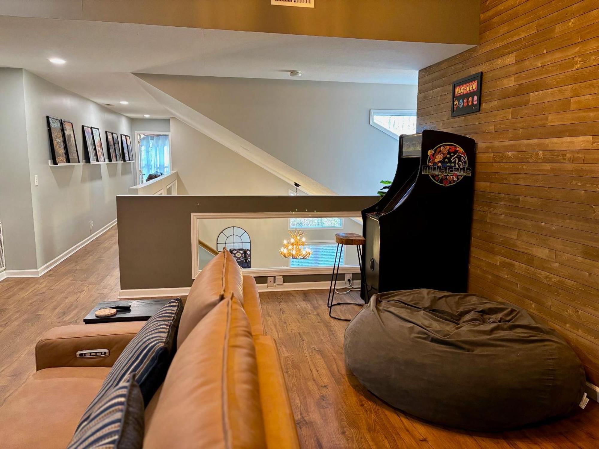 Awesome Outdoor Area, 2 Living Rooms, Arcade Game, Smart Tvs, King Beds, Hot Tub