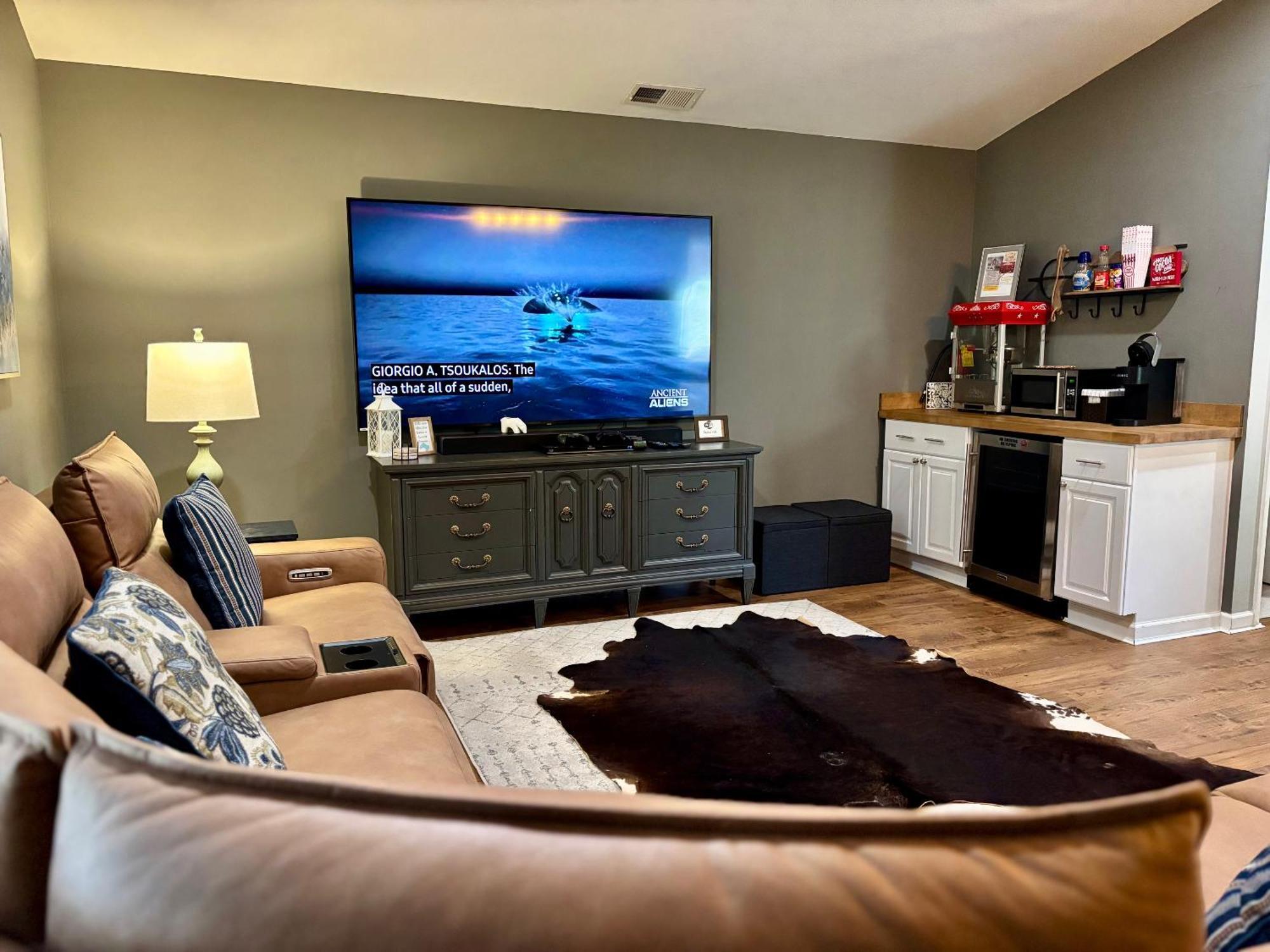 Awesome Outdoor Area, 2 Living Rooms, Arcade Game, Smart Tvs, King Beds, Hot Tub Gatlinburg