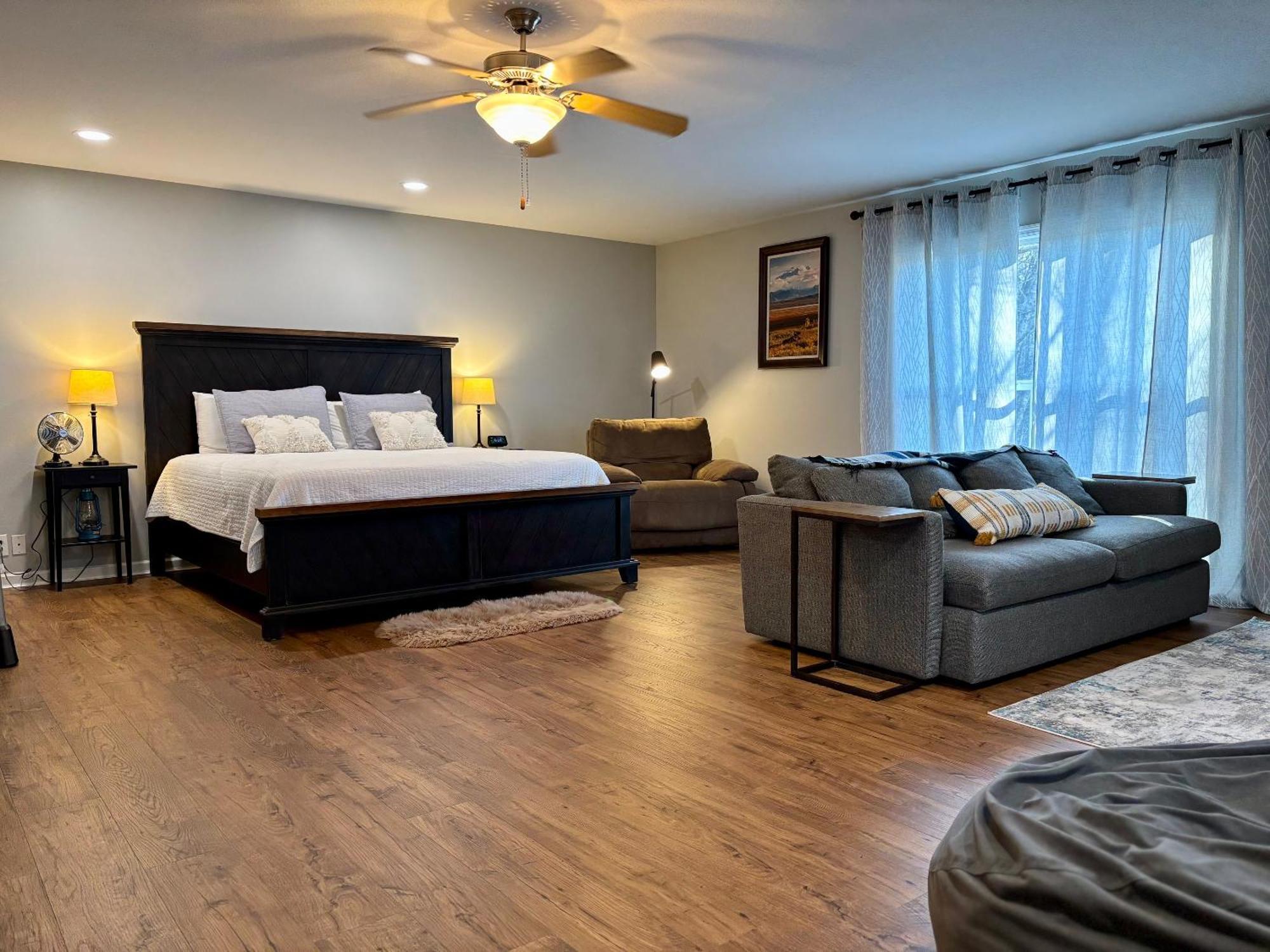 Awesome Outdoor Area, 2 Living Rooms, Arcade Game, Smart Tvs, King Beds, Hot Tub Holiday home Gatlinburg