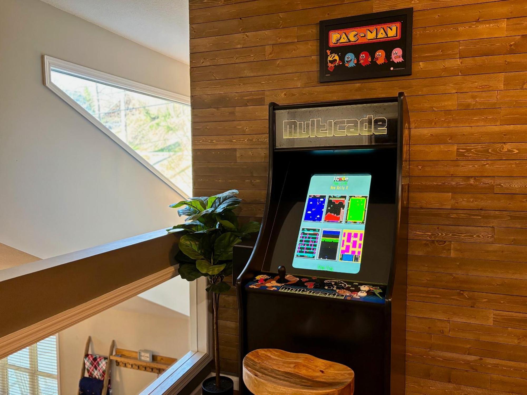Awesome Outdoor Area, 2 Living Rooms, Arcade Game, Smart Tvs, King Beds, Hot Tub