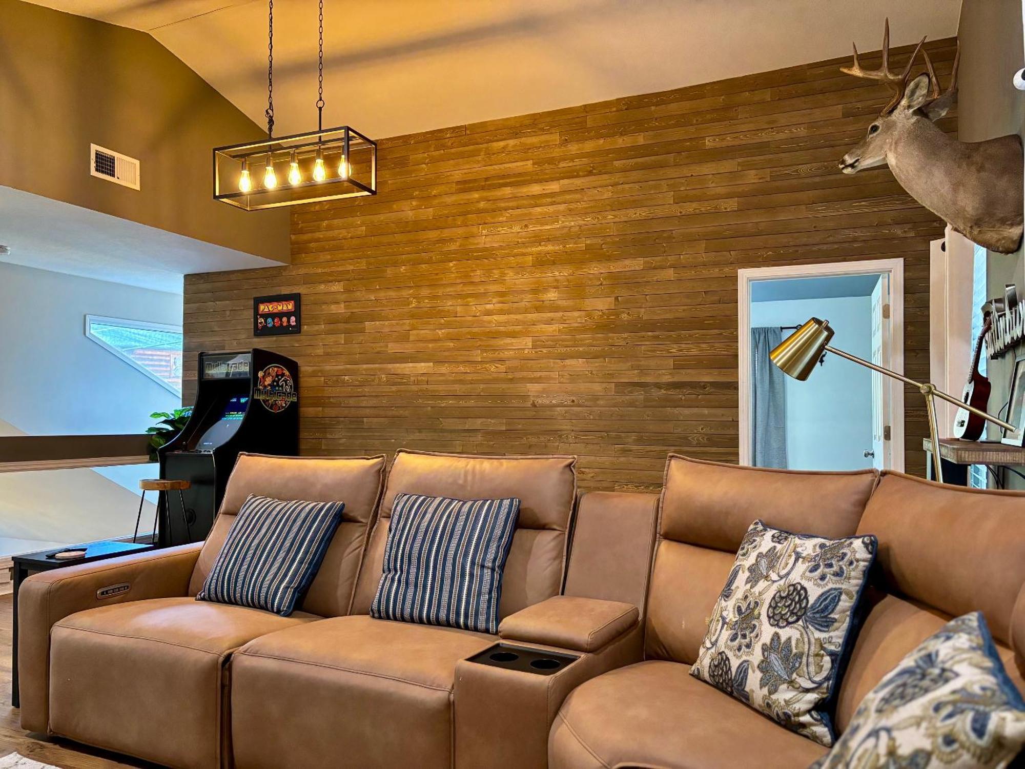 Awesome Outdoor Area, 2 Living Rooms, Arcade Game, Smart Tvs, King Beds, Hot Tub Holiday home