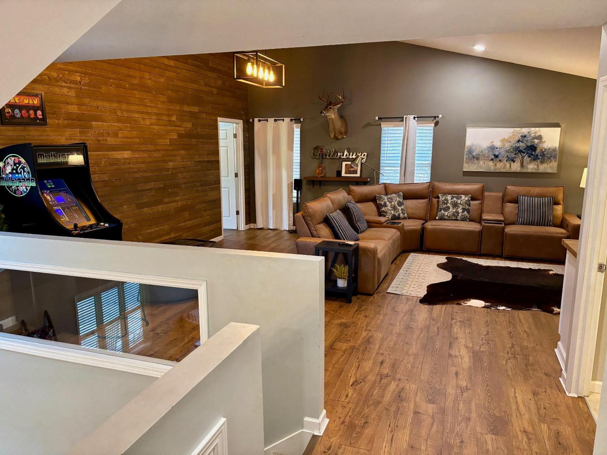 Awesome Outdoor Area, 2 Living Rooms, Arcade Game, Smart Tvs, King Beds, Hot Tub Holiday home Gatlinburg