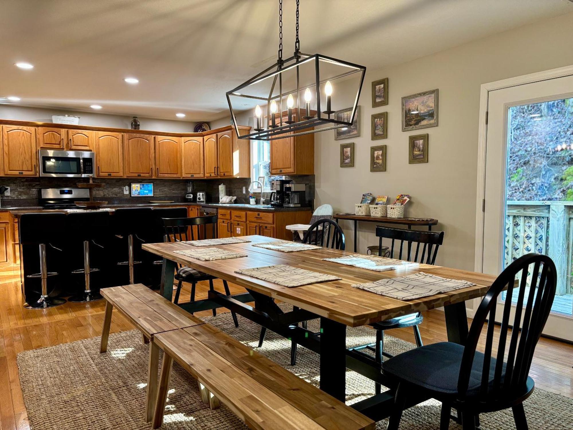 Awesome Outdoor Area, 2 Living Rooms, Arcade Game, Smart Tvs, King Beds, Hot Tub * Gatlinburg