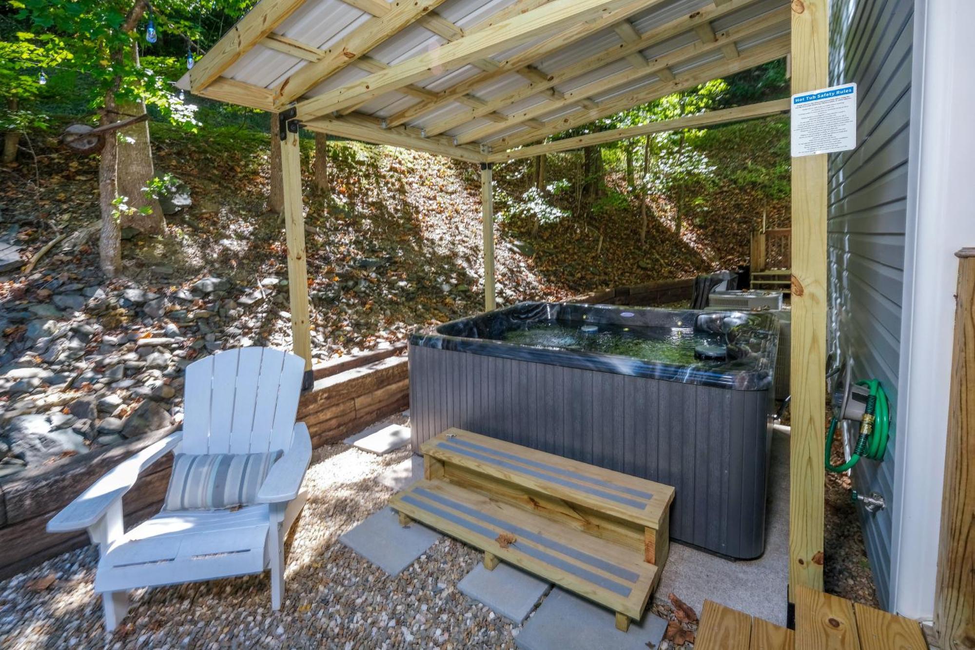 Awesome Outdoor Area, 2 Living Rooms, Arcade Game, Smart Tvs, King Beds, Hot Tub Holiday home *