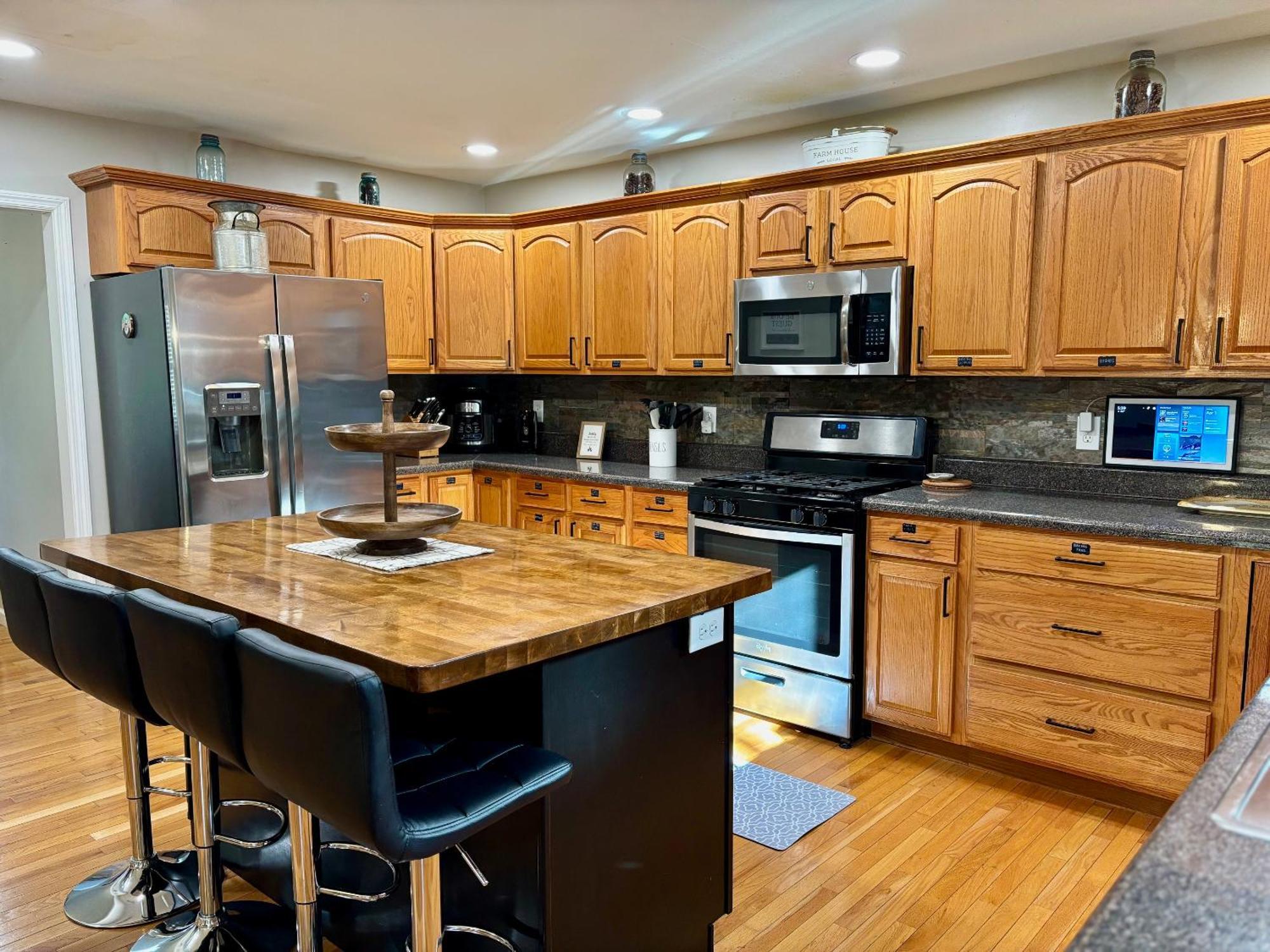 Awesome Outdoor Area, 2 Living Rooms, Arcade Game, Smart Tvs, King Beds, Hot Tub Holiday home Gatlinburg