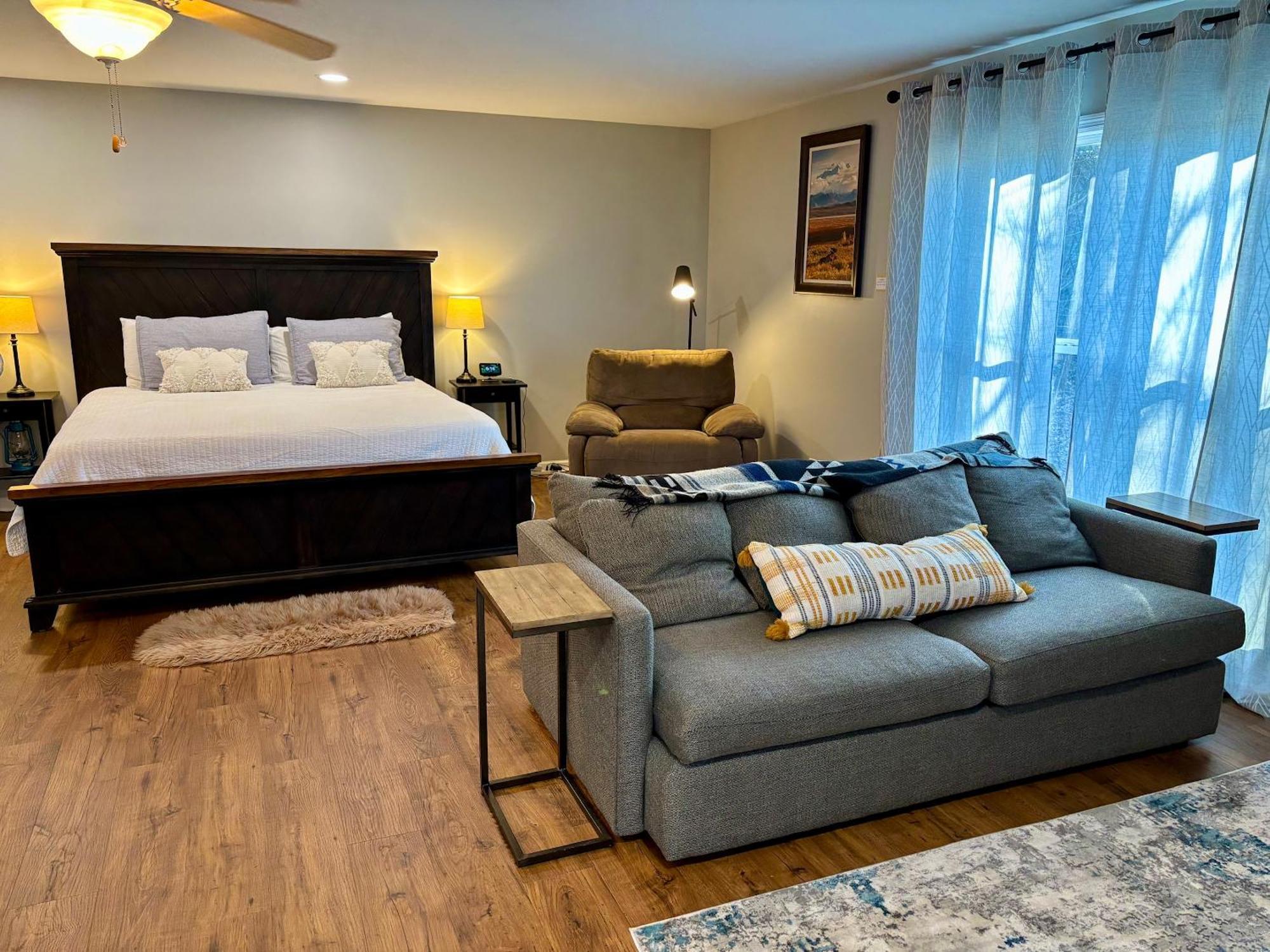 Awesome Outdoor Area, 2 Living Rooms, Arcade Game, Smart Tvs, King Beds, Hot Tub Holiday home *