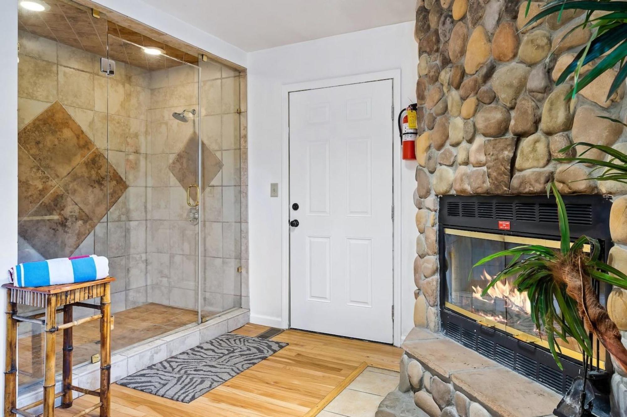 Holiday home Lovely Near Gsmnp & Attractions -hot Tub!