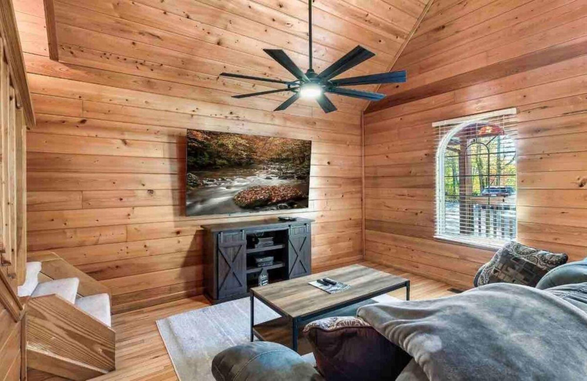 Lovely Near Gsmnp & Attractions -hot Tub! Holiday home *