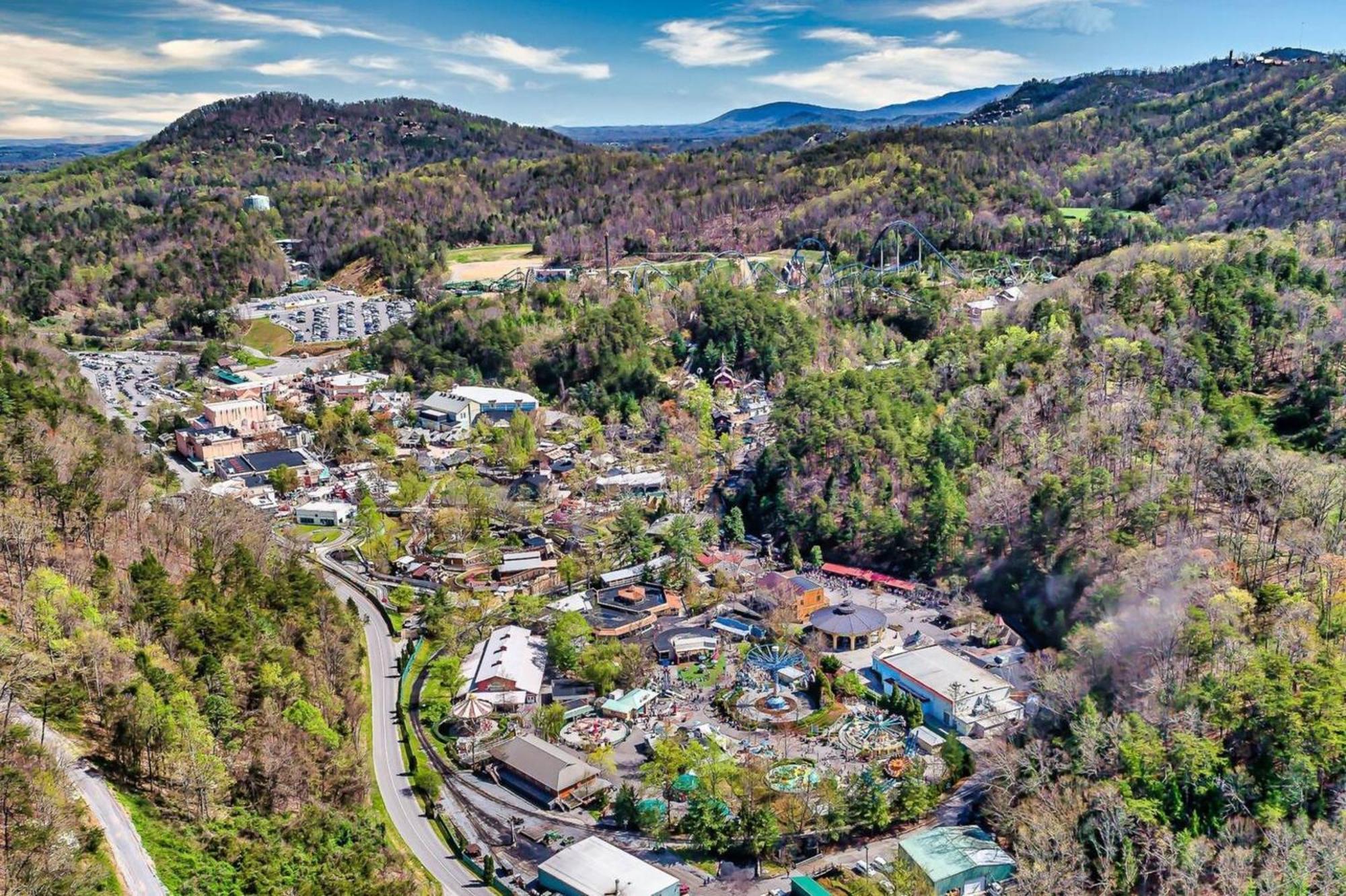 Lovely Near Gsmnp & Attractions -hot Tub! Holiday home