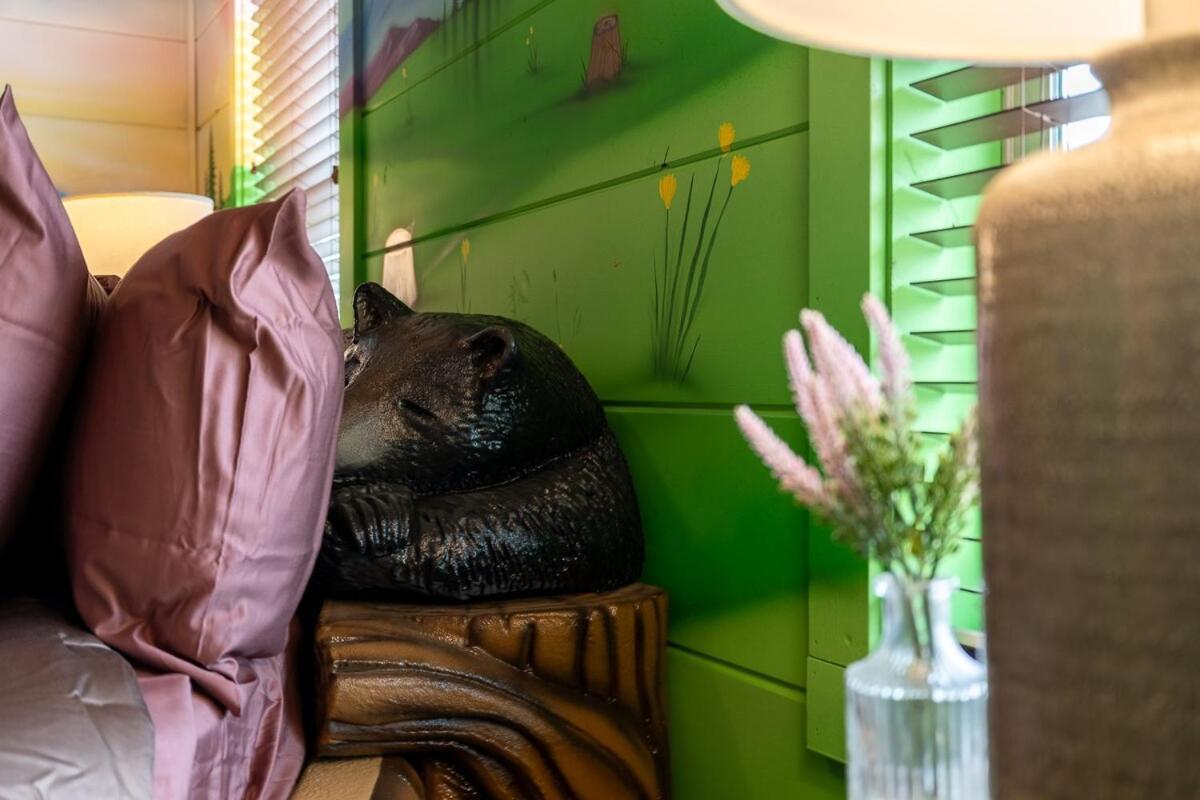 Honeybear Hideaways - New Bear-themed Cozy And Family Friendly Retreat With Indoor Pool, Game Room, Bear And Hot Tub Holiday home *