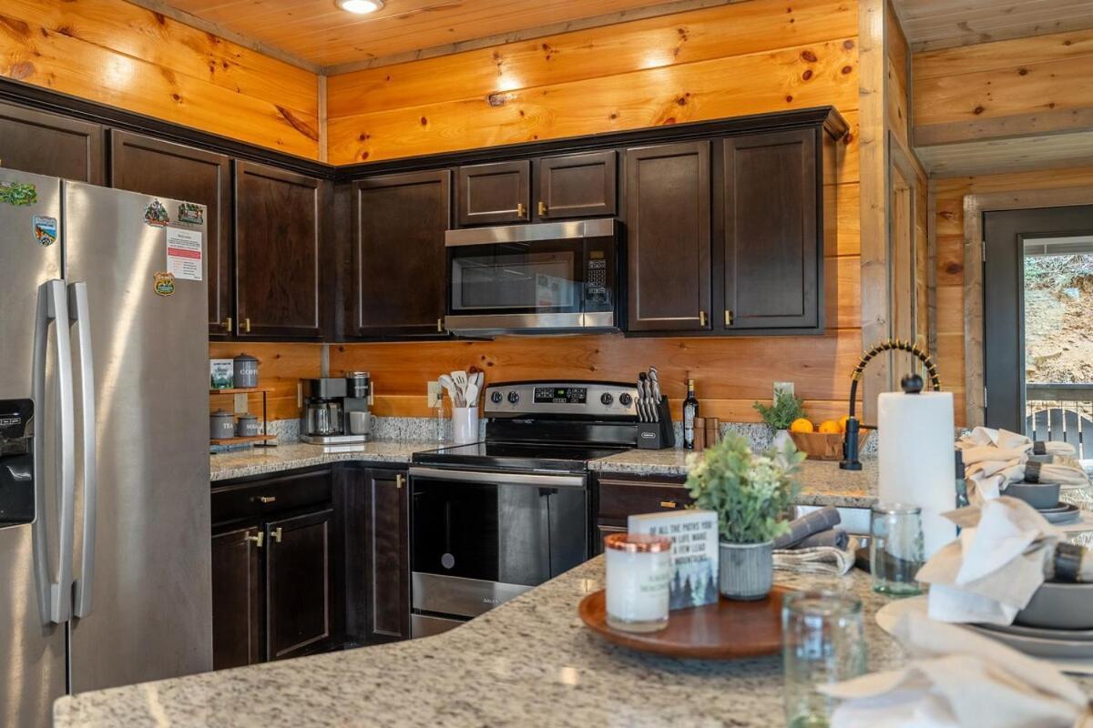 Honeybear Hideaways - New Bear-themed Cozy And Family Friendly Retreat With Indoor Pool, Game Room, Bear And Hot Tub Holiday home *