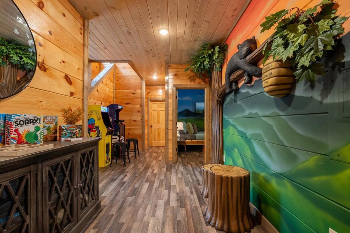 Holiday home Honeybear Hideaways - New Bear-themed Cozy And Family Friendly Retreat With Indoor Pool, Game Room, Bear And Hot Tub *