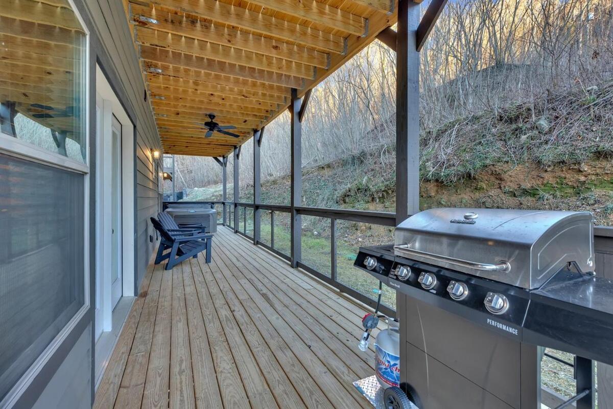 Honeybear Hideaways - New Bear-themed Cozy And Family Friendly Retreat With Indoor Pool, Game Room, Bear And Hot Tub * Gatlinburg