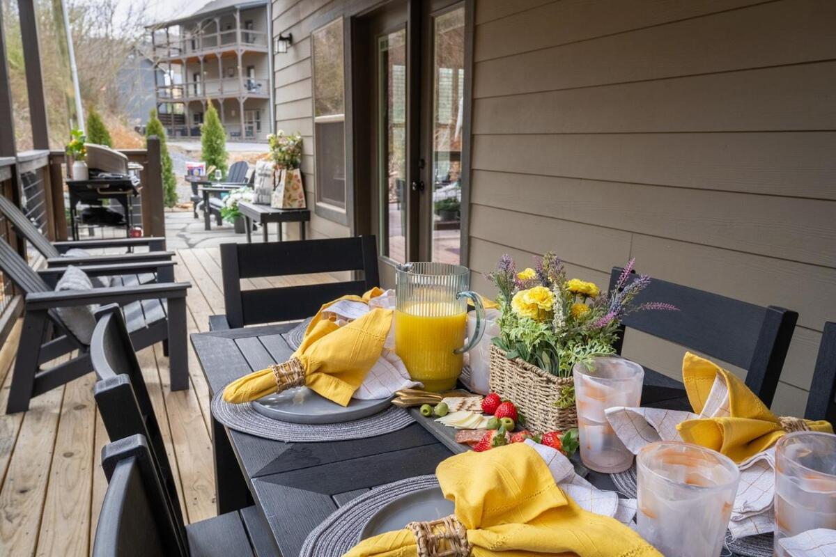 Honeybear Hideaways - New Bear-themed Cozy And Family Friendly Retreat With Indoor Pool, Game Room, Bear And Hot Tub *