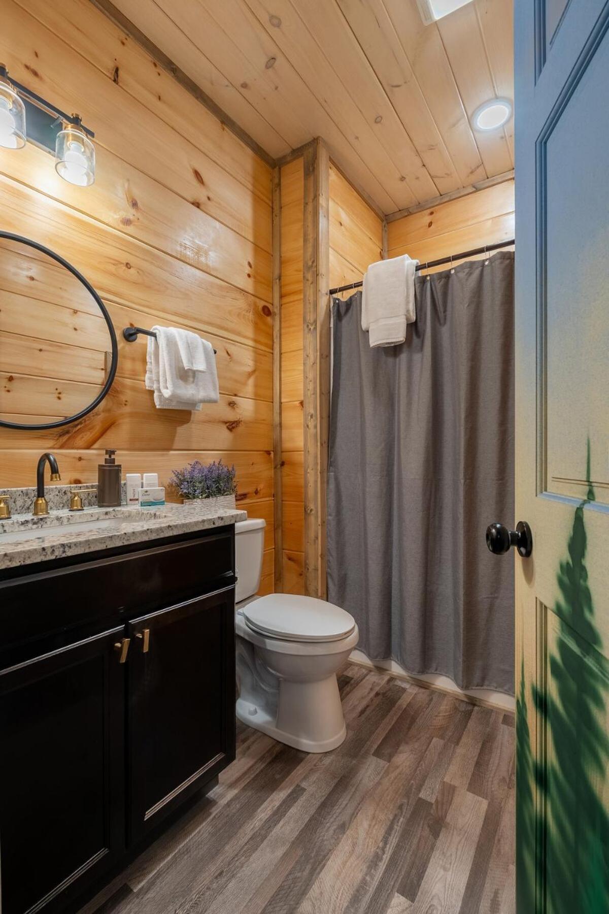 Honeybear Hideaways - New Bear-themed Cozy And Family Friendly Retreat With Indoor Pool, Game Room, Bear And Hot Tub Gatlinburg