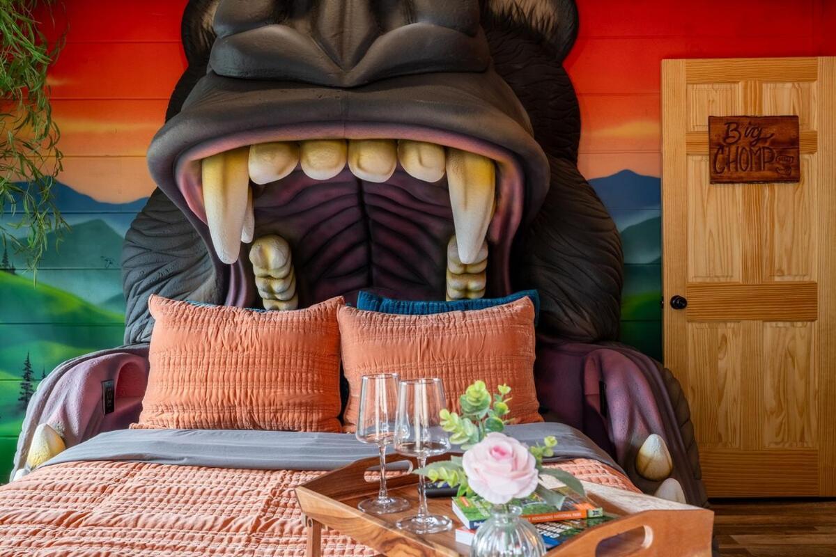 Honeybear Hideaways - New Bear-themed Cozy And Family Friendly Retreat With Indoor Pool, Game Room, Bear And Hot Tub Holiday home *