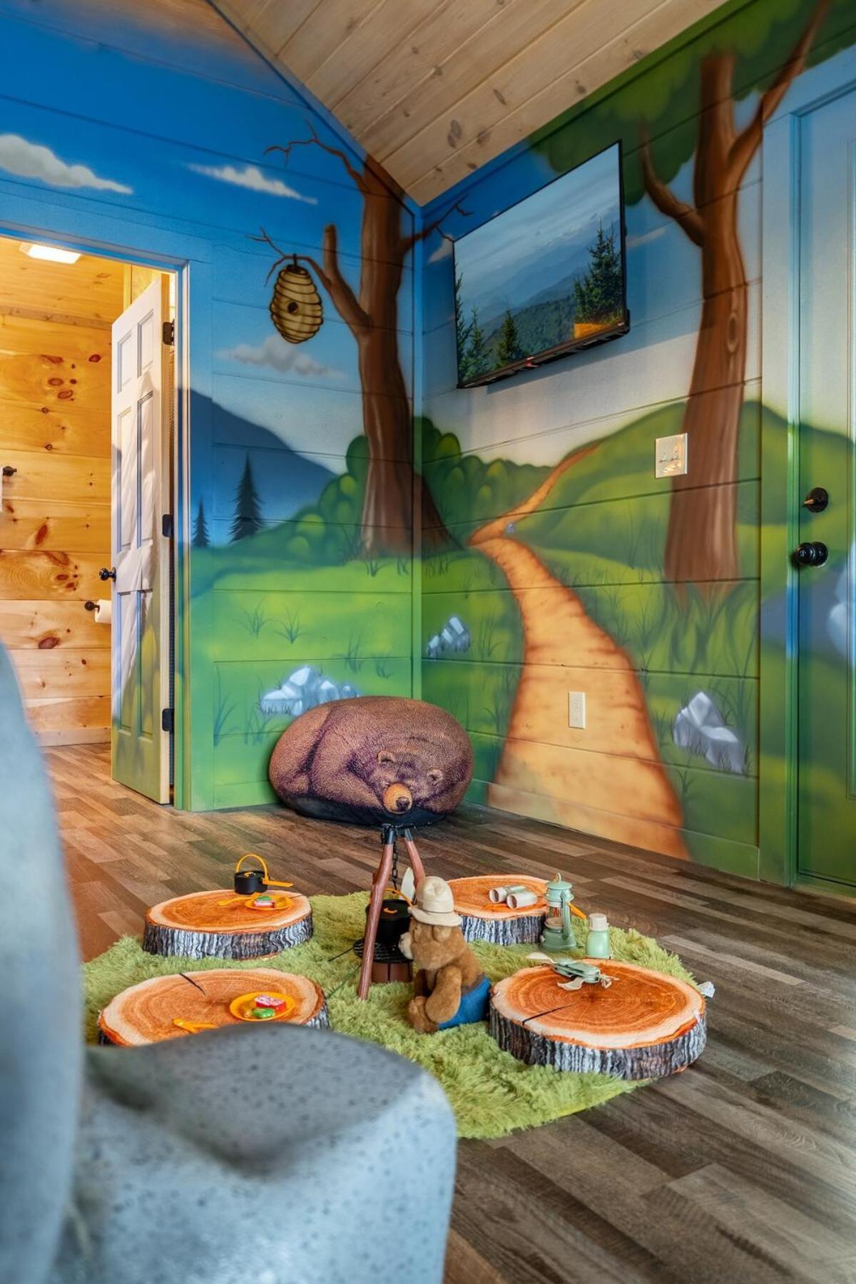 Honeybear Hideaways - New Bear-themed Cozy And Family Friendly Retreat With Indoor Pool, Game Room, Bear And Hot Tub