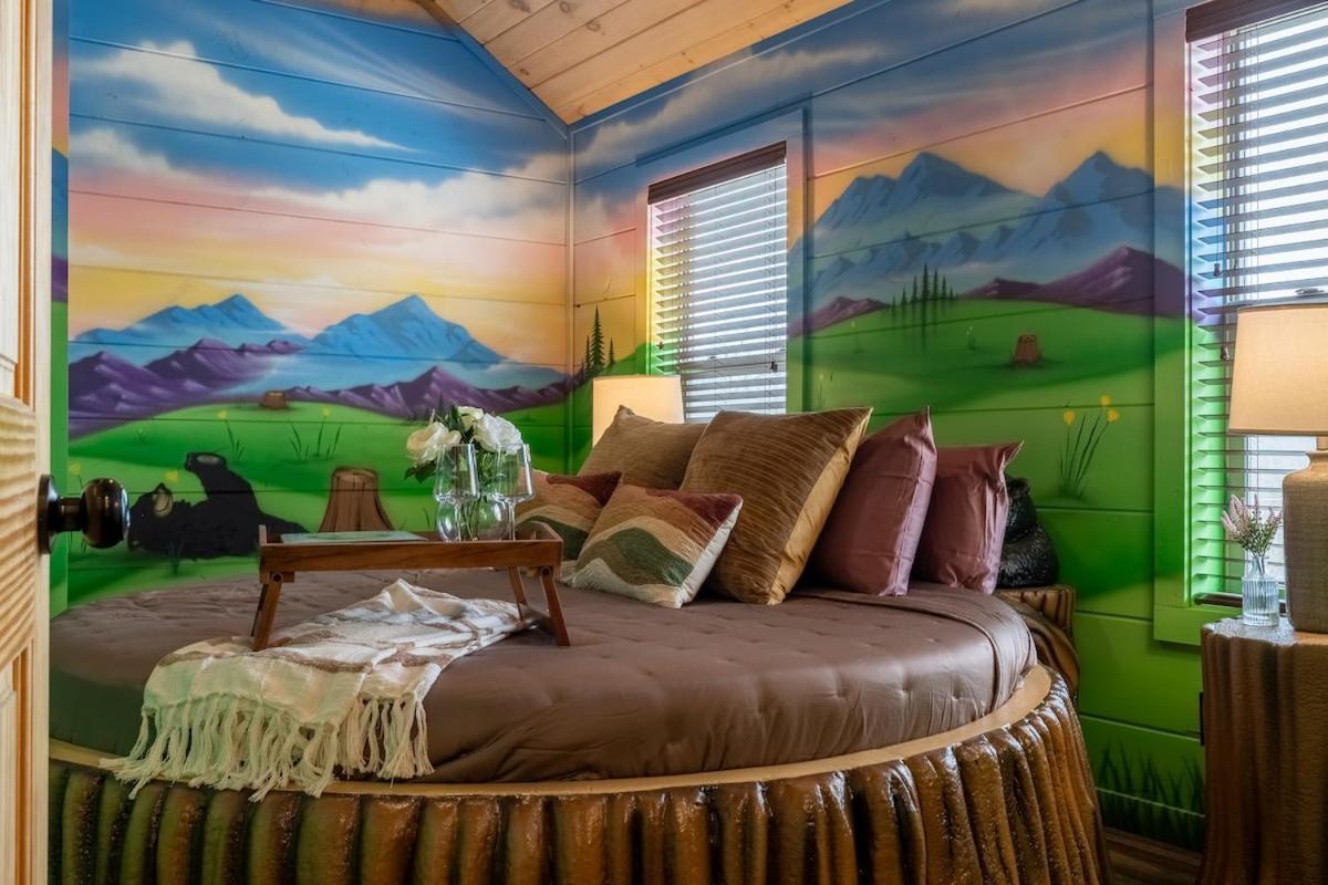 Honeybear Hideaways - New Bear-themed Cozy And Family Friendly Retreat With Indoor Pool, Game Room, Bear And Hot Tub Holiday home Gatlinburg