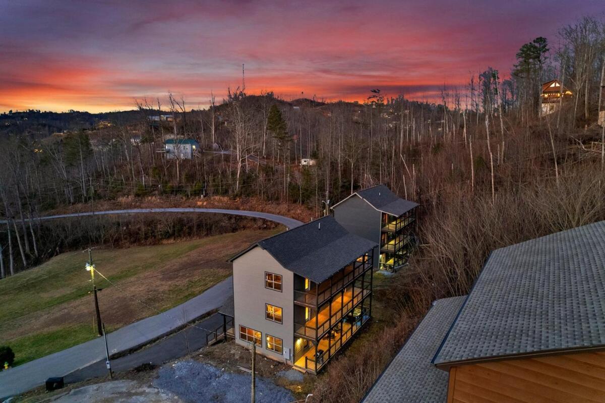 Honeybear Hideaways - New Bear-themed Cozy And Family Friendly Retreat With Indoor Pool, Game Room, Bear And Hot Tub Holiday home