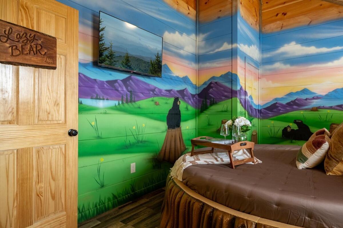 Holiday home Honeybear Hideaways - New Bear-themed Cozy And Family Friendly Retreat With Indoor Pool, Game Room, Bear And Hot Tub