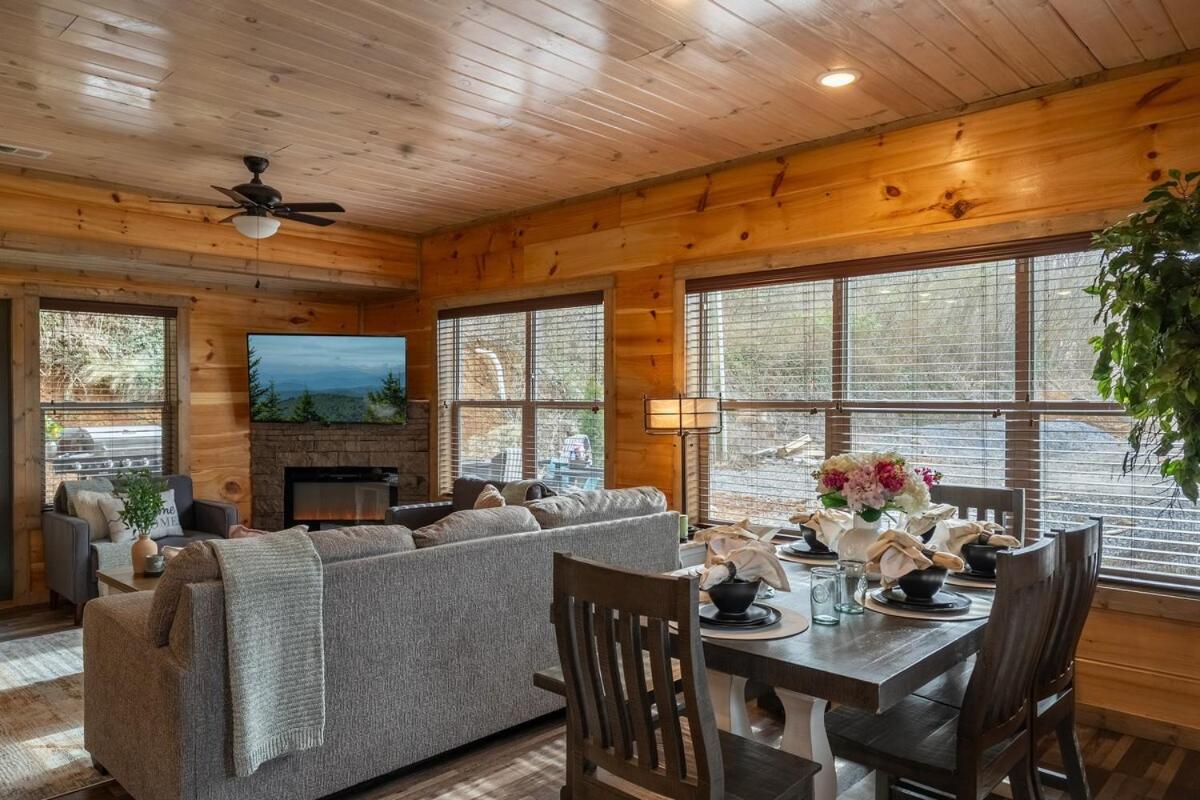 Holiday home Honeybear Hideaways - New Bear-themed Cozy And Family Friendly Retreat With Indoor Pool, Game Room, Bear And Hot Tub Gatlinburg