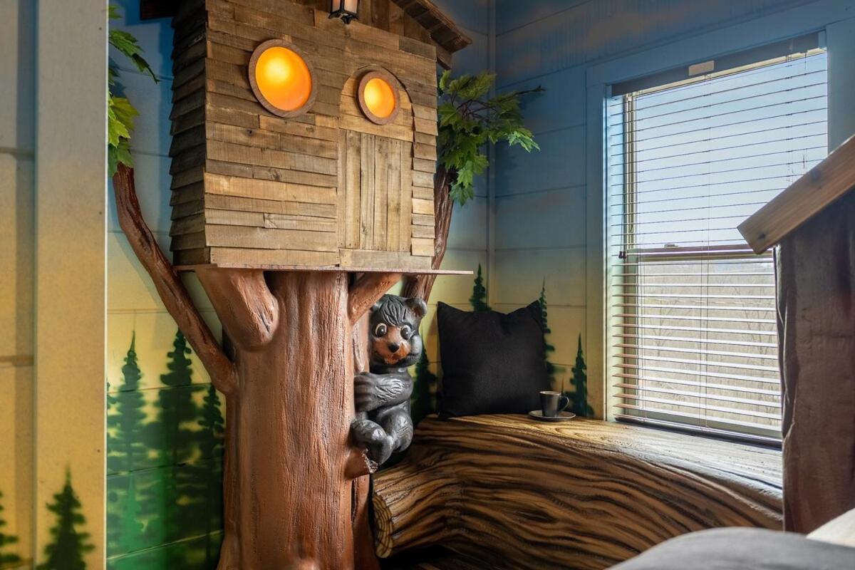 Honeybear Hideaways - New Bear-themed Cozy And Family Friendly Retreat With Indoor Pool, Game Room, Bear And Hot Tub