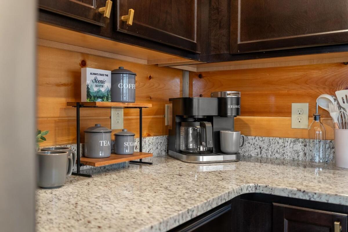 Honeybear Hideaways - New Bear-themed Cozy And Family Friendly Retreat With Indoor Pool, Game Room, Bear And Hot Tub Holiday home Gatlinburg