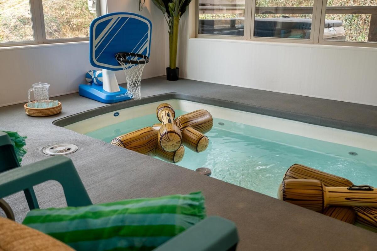 Honeybear Hideaways - New Bear-themed Cozy And Family Friendly Retreat With Indoor Pool, Game Room, Bear And Hot Tub Holiday home