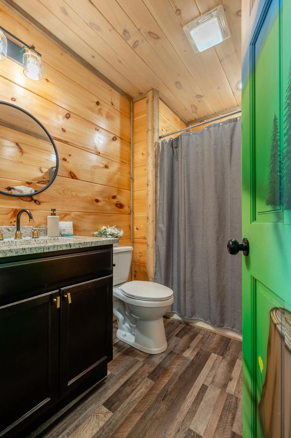 Honeybear Hideaways - New Bear-themed Cozy And Family Friendly Retreat With Indoor Pool, Game Room, Bear And Hot Tub