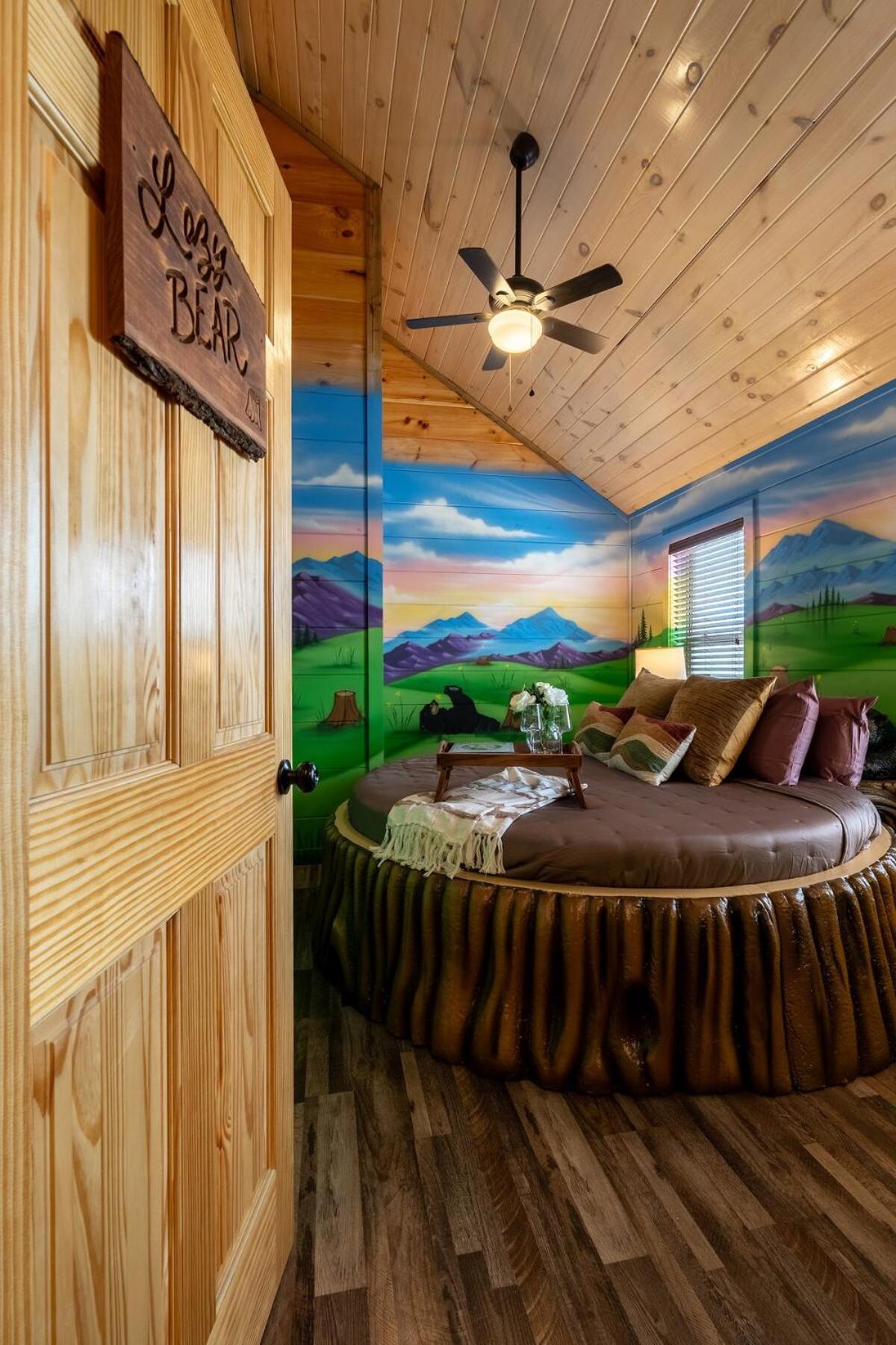 Holiday home Honeybear Hideaways - New Bear-themed Cozy And Family Friendly Retreat With Indoor Pool, Game Room, Bear And Hot Tub *