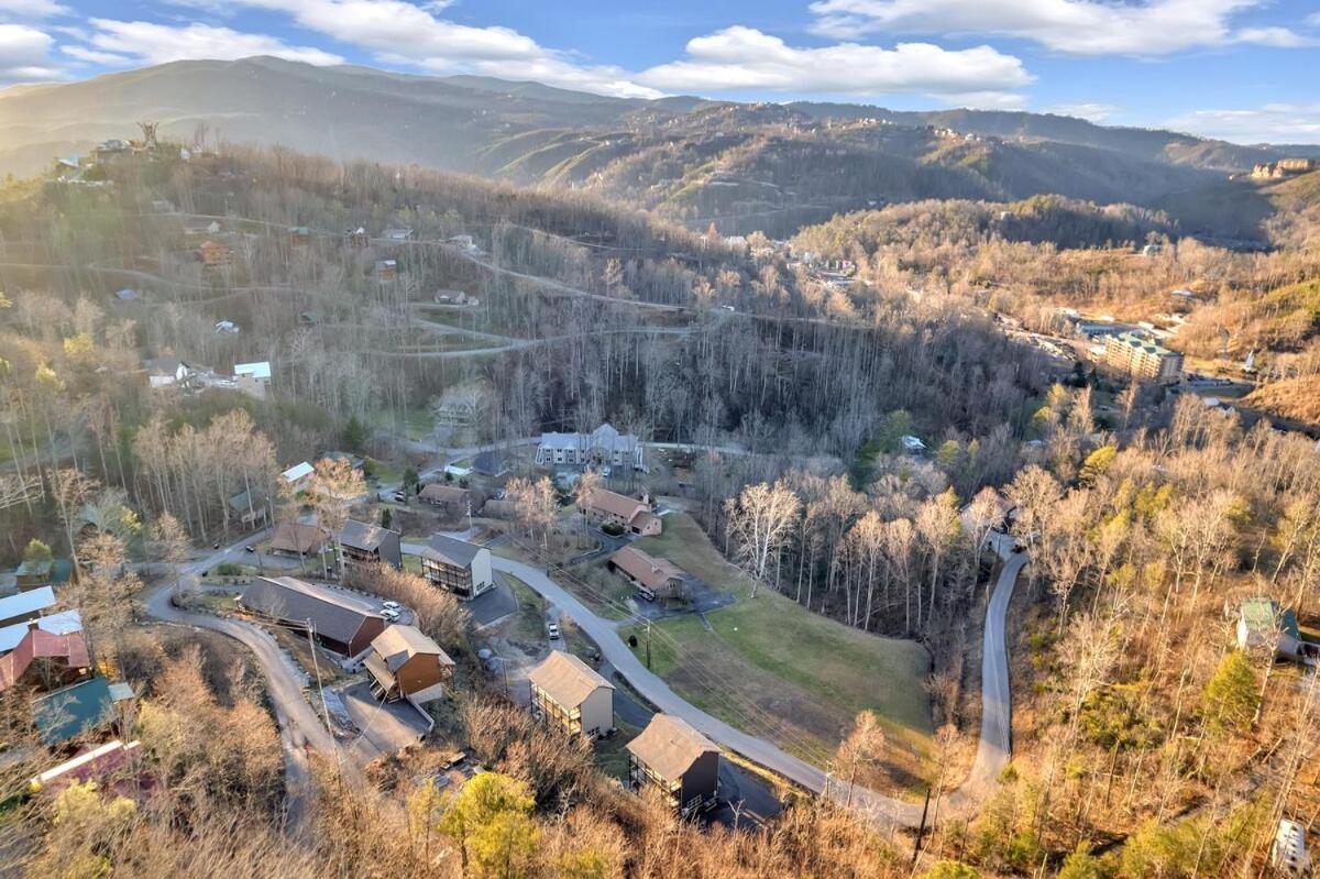 Honeybear Hideaways - New Bear-themed Cozy And Family Friendly Retreat With Indoor Pool, Game Room, Bear And Hot Tub Holiday home Gatlinburg