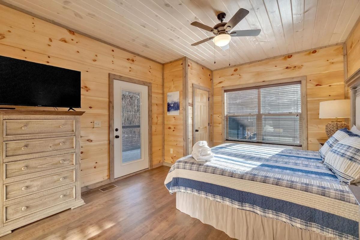 Holiday home Honeybear Hideaways - Luxury Smoky With Indoor Pool And Hot Tub