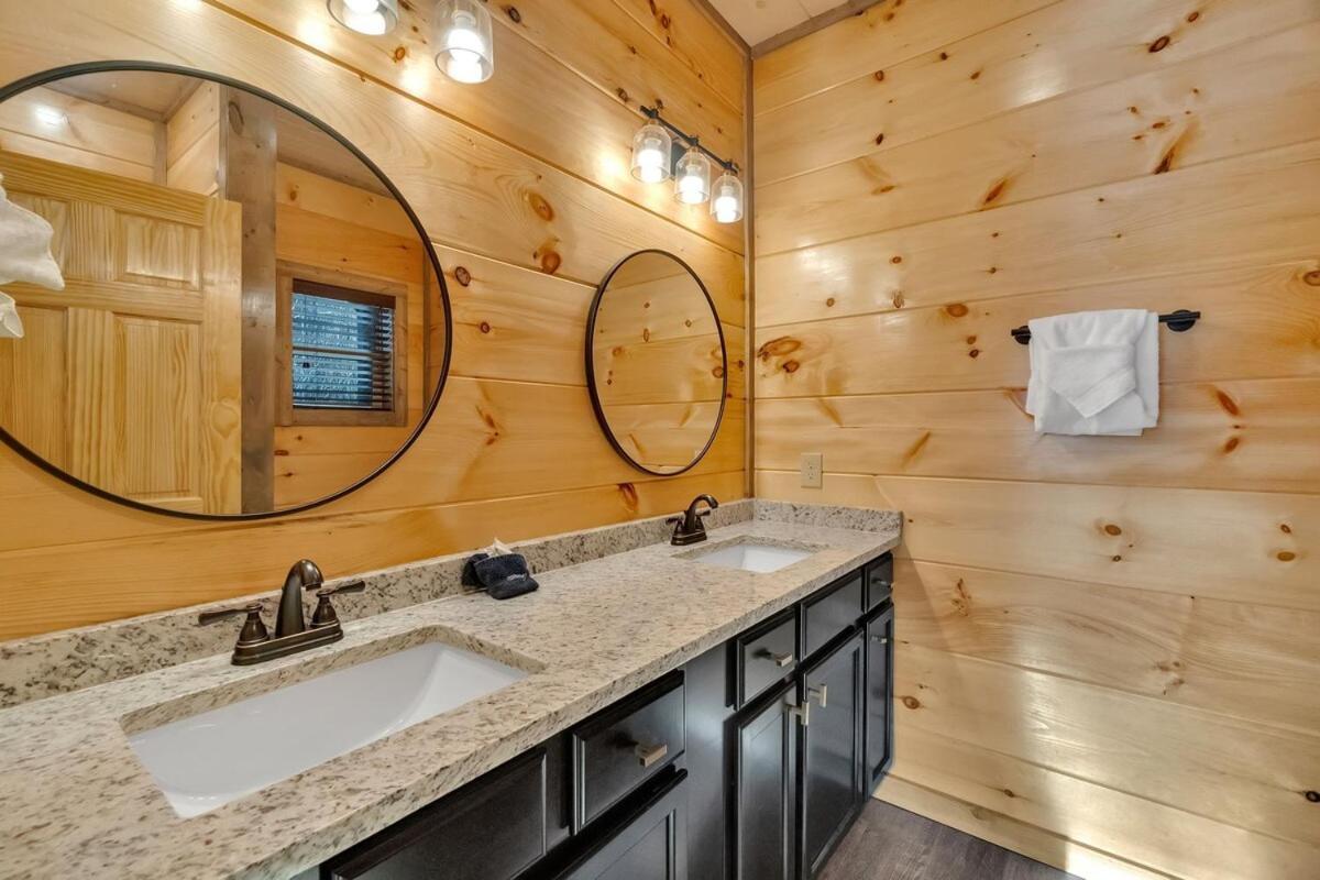 Honeybear Hideaways - Luxury Smoky With Indoor Pool And Hot Tub Holiday home Gatlinburg