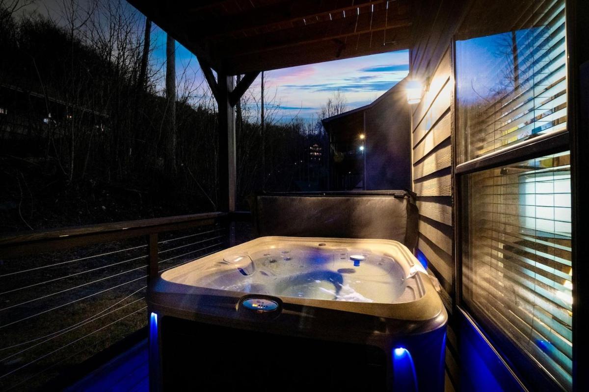 Honeybear Hideaways - Luxury Smoky With Indoor Pool And Hot Tub *