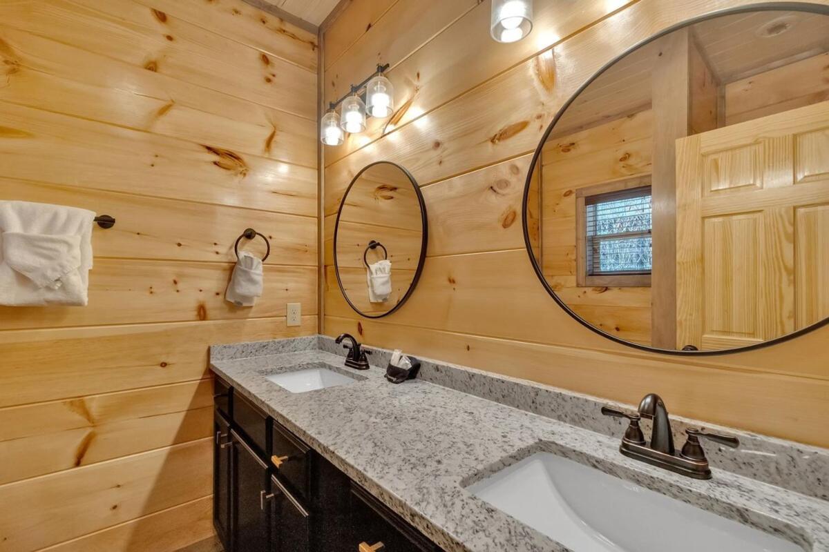 Honeybear Hideaways - Luxury Smoky With Indoor Pool And Hot Tub Holiday home