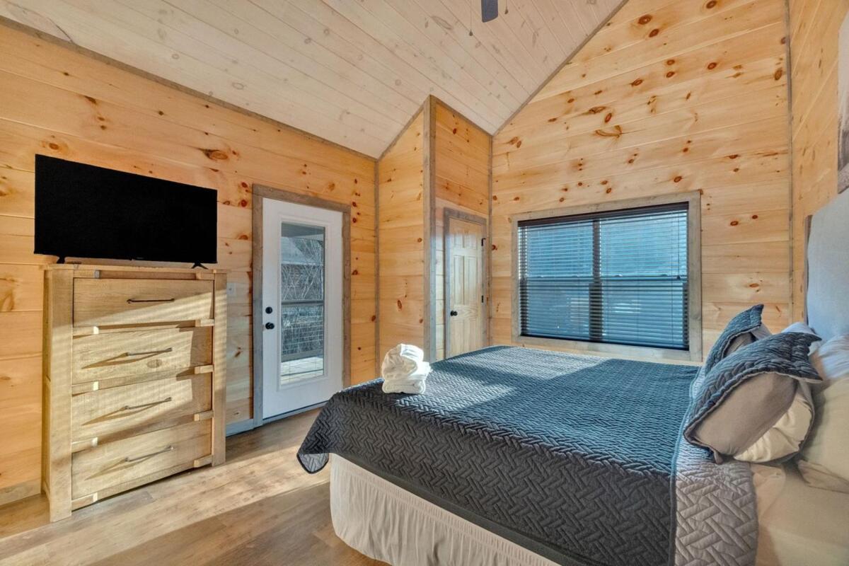 Holiday home Honeybear Hideaways - Luxury Smoky With Indoor Pool And Hot Tub