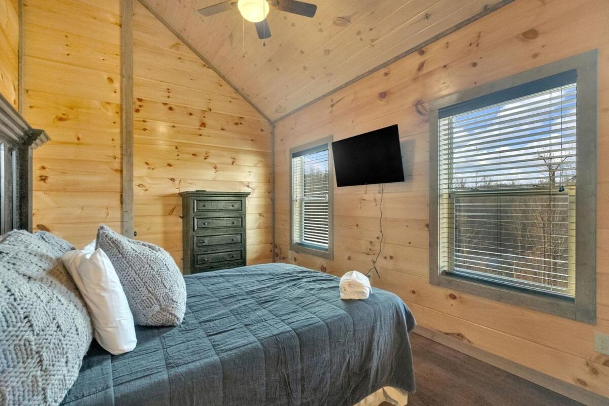 Holiday home Honeybear Hideaways - Luxury Smoky With Indoor Pool And Hot Tub *