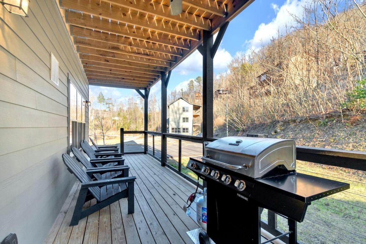 Honeybear Hideaways - Luxury Smoky With Indoor Pool And Hot Tub