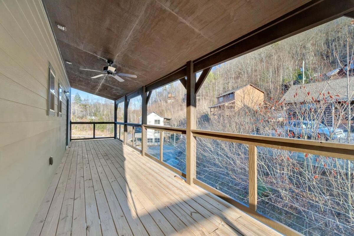 Honeybear Hideaways - Luxury Smoky With Indoor Pool And Hot Tub Holiday home