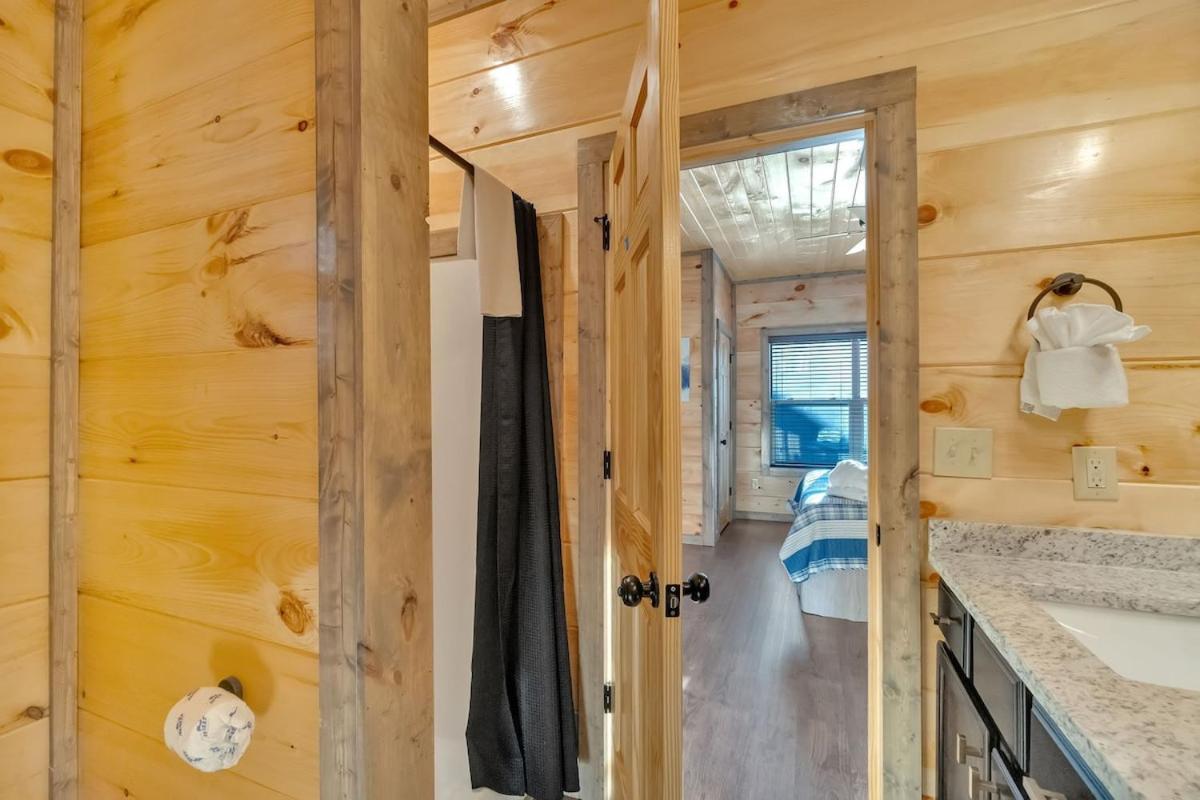 Honeybear Hideaways - Luxury Smoky With Indoor Pool And Hot Tub Holiday home
