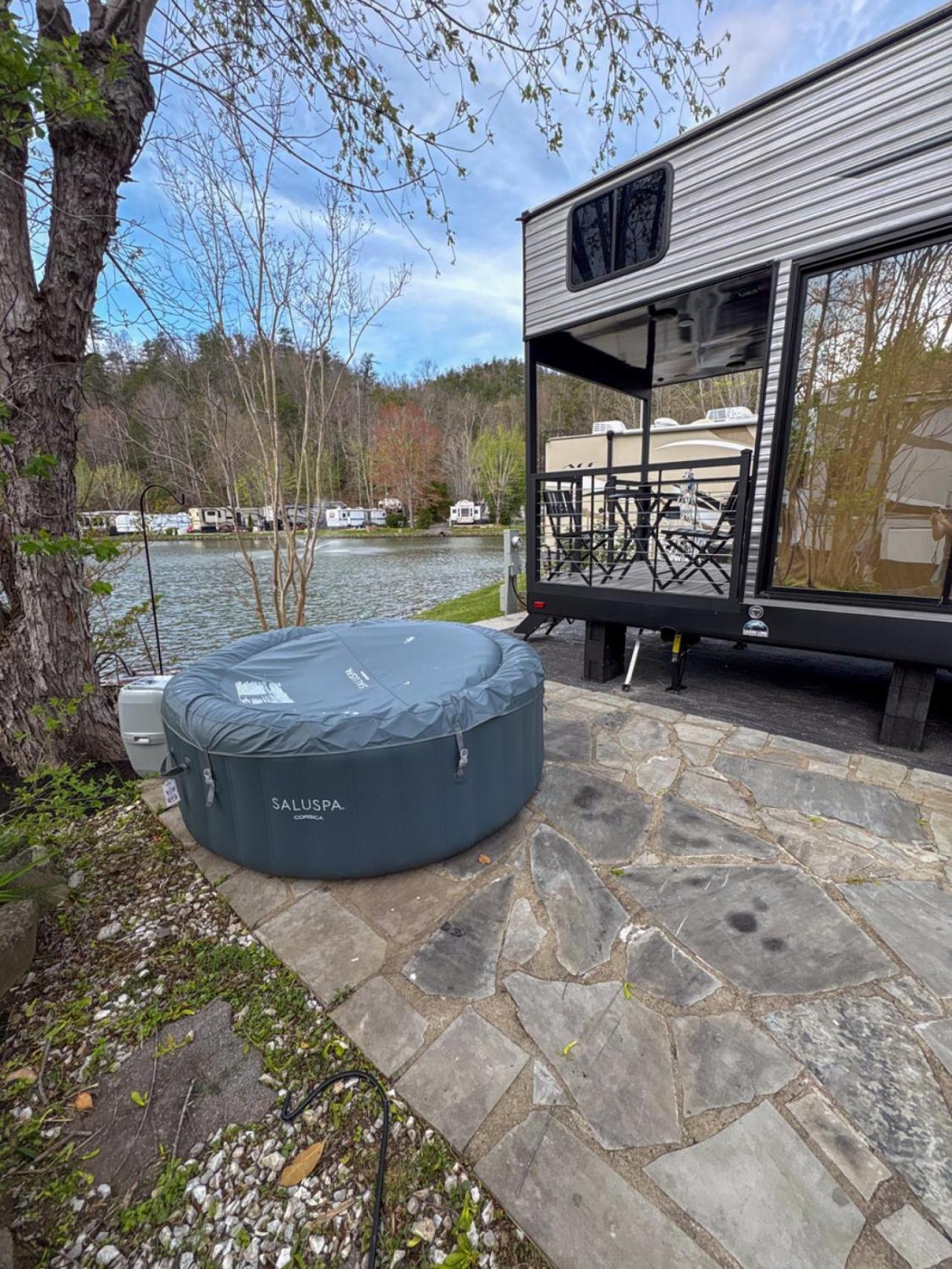 Waterside Wanderer- Water View- Hot Tub- Mini Golf- Pet Friendly *
